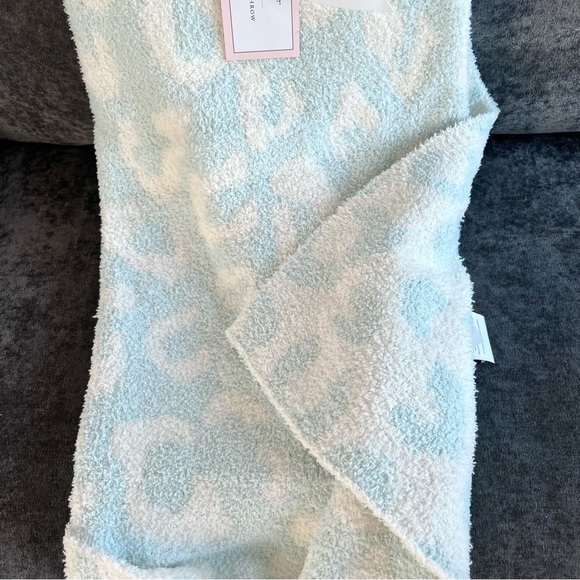 NWT Cupcakes and Cashmere Kid’s Blue Leopard Throw - Picture 6 of 8